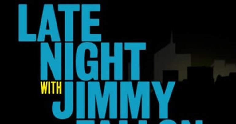 Late Night with Jimmy Fallon의 진행자 지미 팰런과 스튜디오 무대를 소개하는 썸네일 이미지
